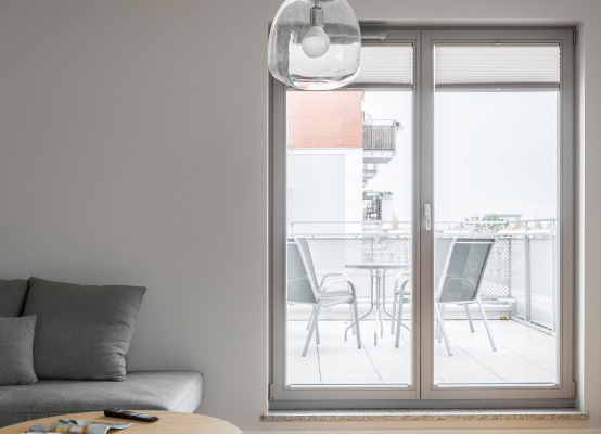 Puerta balconera de aluminio en gris