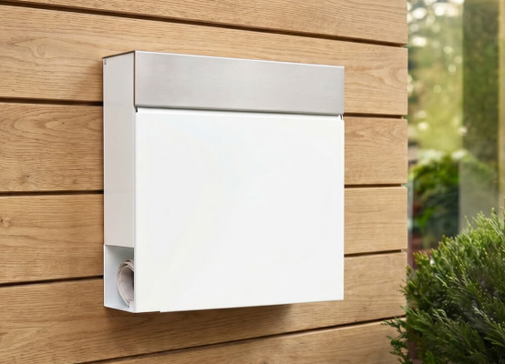 Buzón de correo RENZ Cloud en aluminio blanco instalado