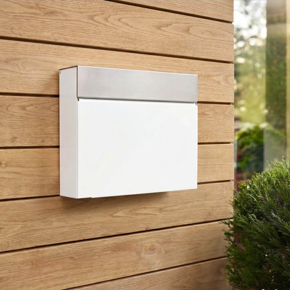 Buzón de correo RENZ Horizon en aluminio blanco instalado