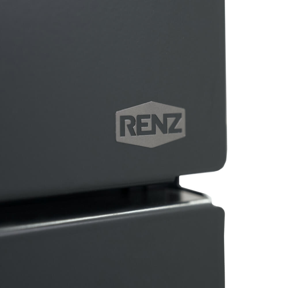 Detalle del logotipo RENZ en el buzón de correo Liberty