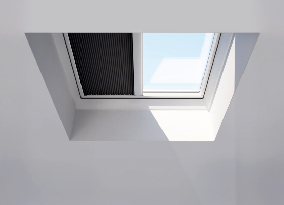 Claraboya con estor negro