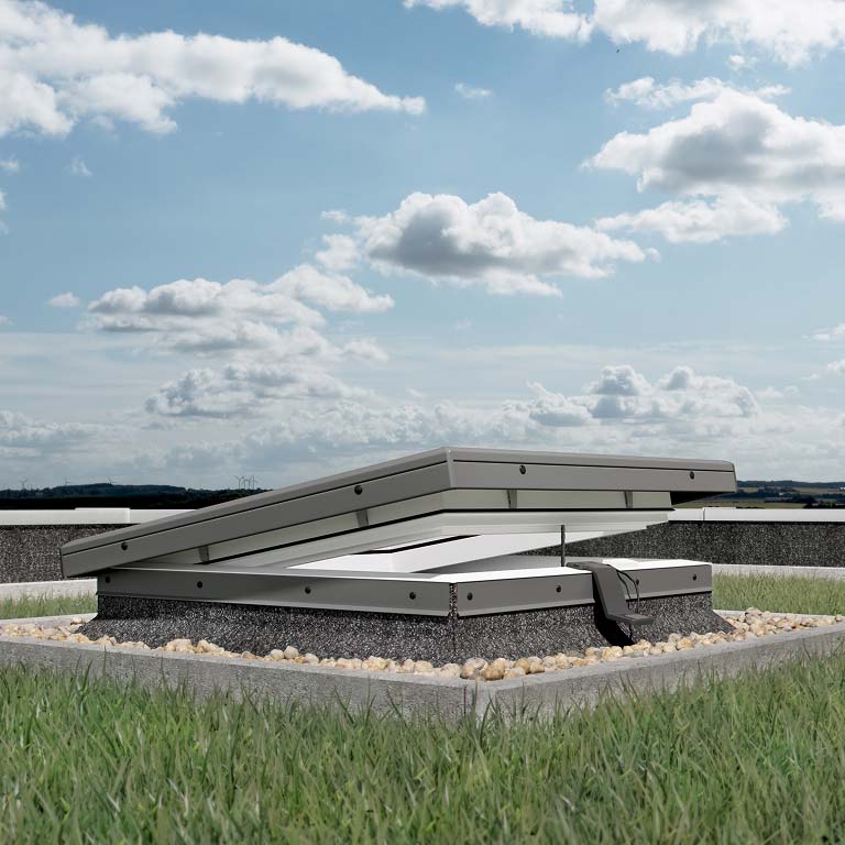 Claraboya eléctrica en techo plano ajardinado