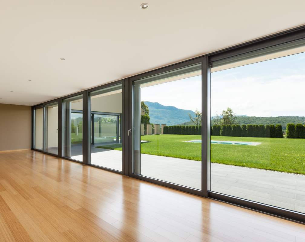 ¿Cómo limpiar una ventana corredera?