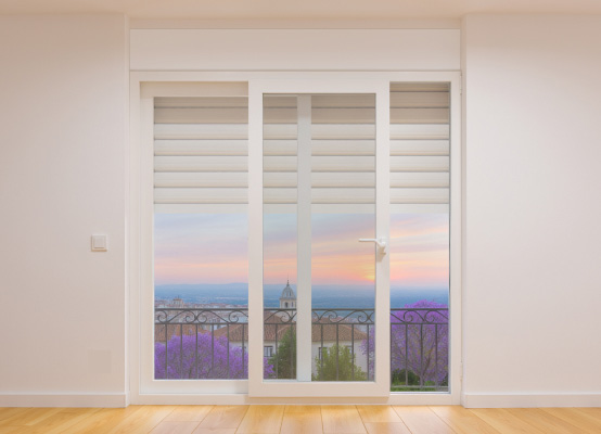 Balconera corredera con persiana instalada