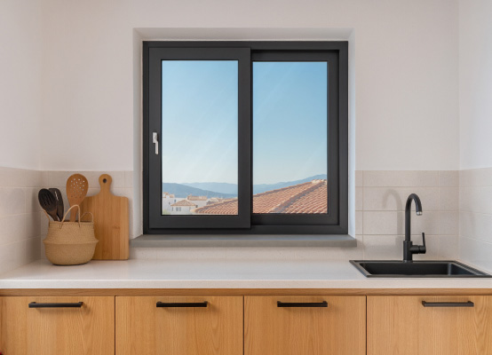 Ventana corredera color negro instalada en cocina