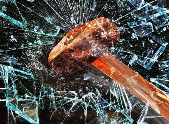 Martillo rompiendo vidrio estándar frente al de seguridad