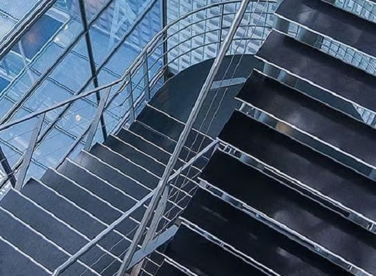 El vidrio templado es muy común en edificios con acristalamientos y escaleras