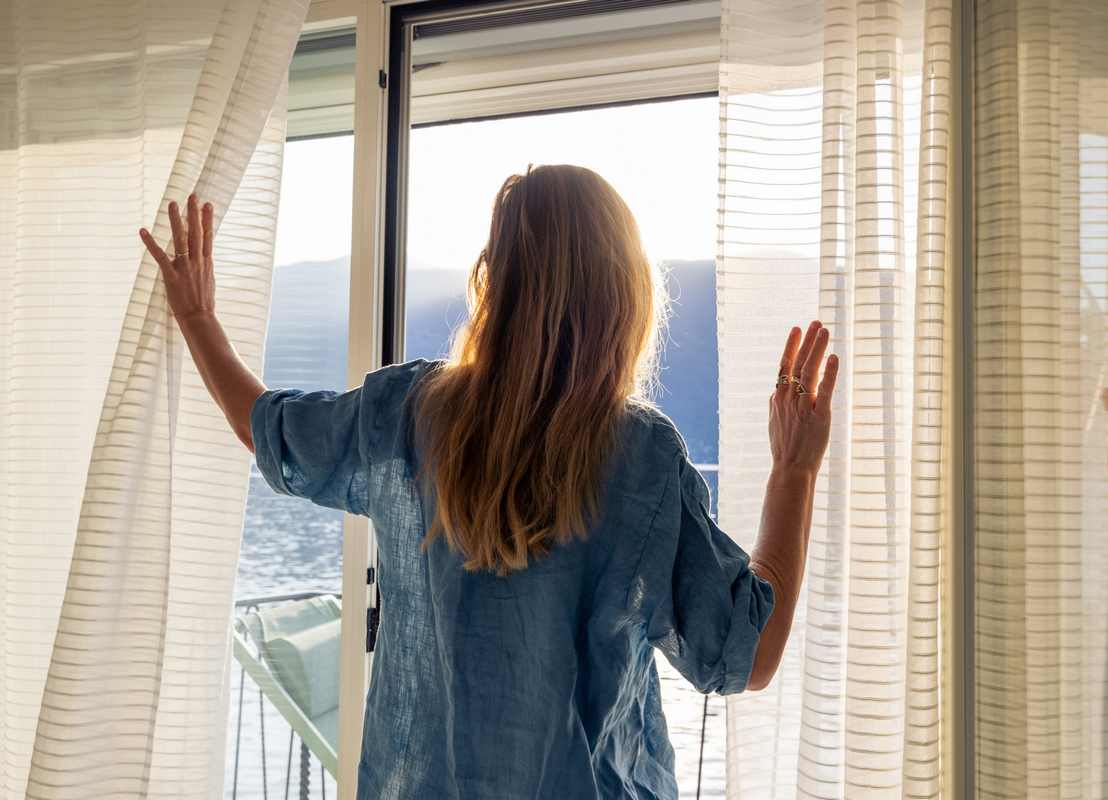 Mujer abriendo ventana