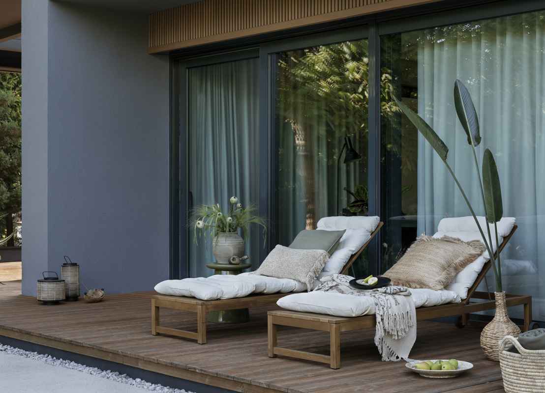 Terraza con ventanas grandes