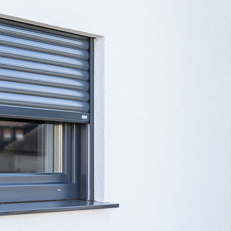 Un sistema con cajón interior con persiana enrollable en gris antracita
