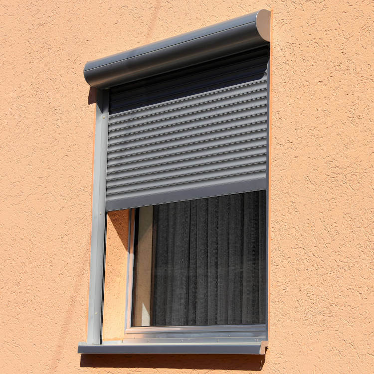 Sistema de persiana enrollable con cajón frontal gris