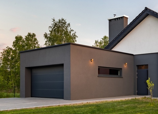 Casa con puerta de garaje exterior moderno