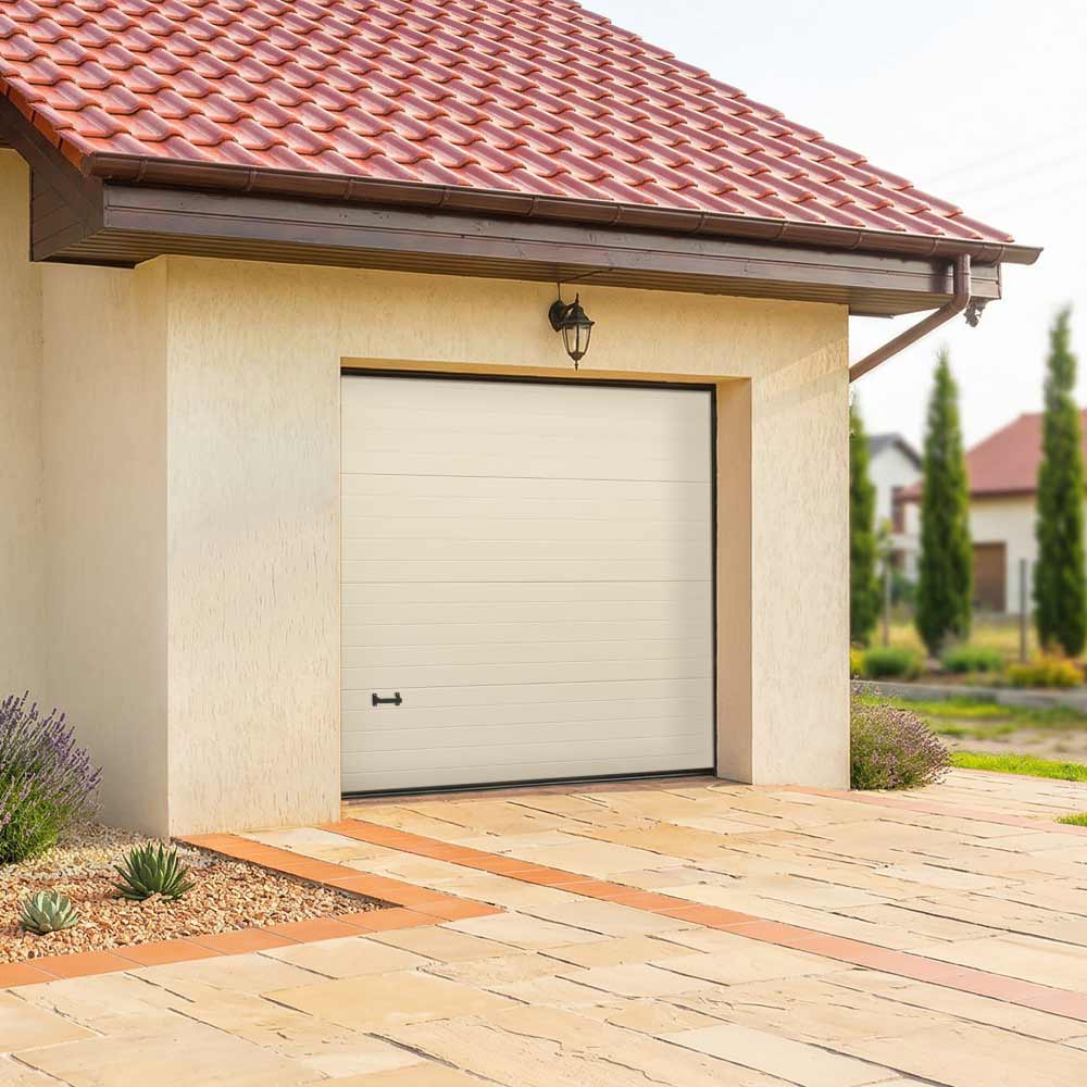Instalación exterior de puerta de garaje en vivienda
