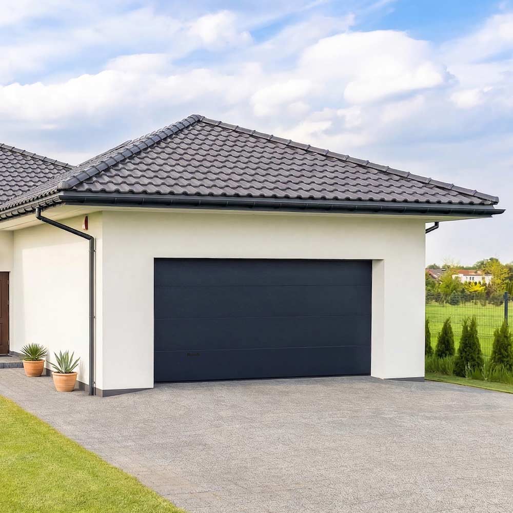 Garaje de vivienda moderna con puerta seccional