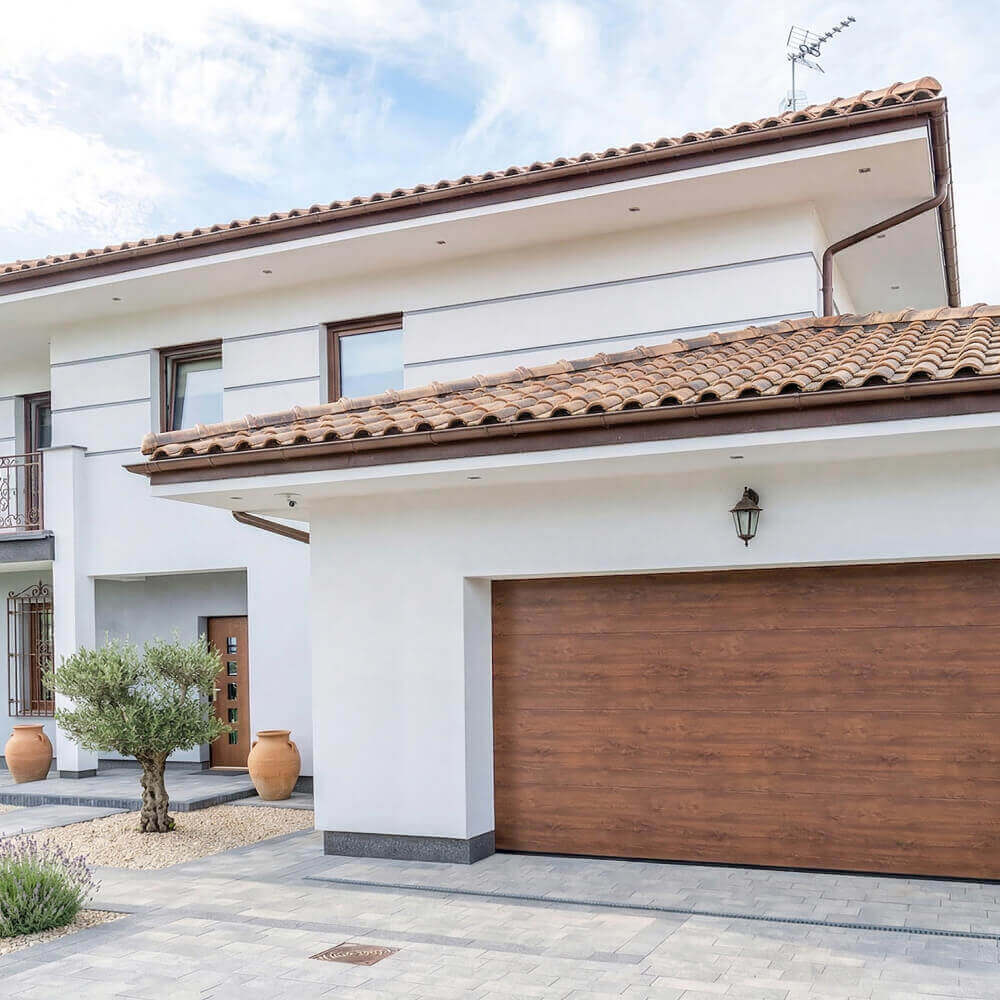 Vivienda unifamiliar con puerta eléctrica