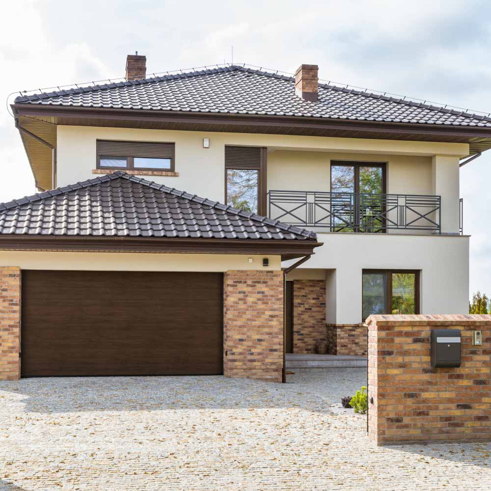 Vivienda con puerta eléctrica grande
