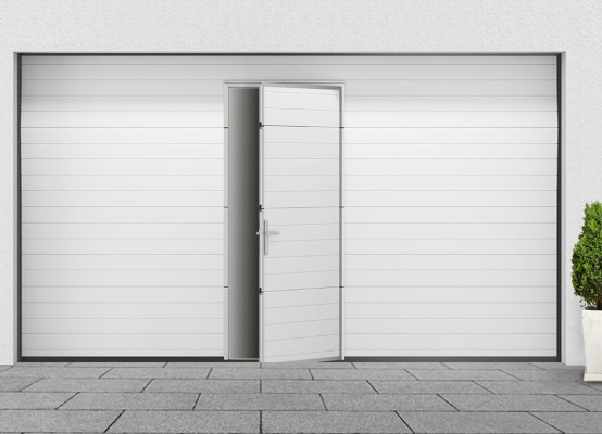 Puerta de garaje blanca con puerta peatonal integrada Puerta de garaje blanca con puerta peatonal integrada