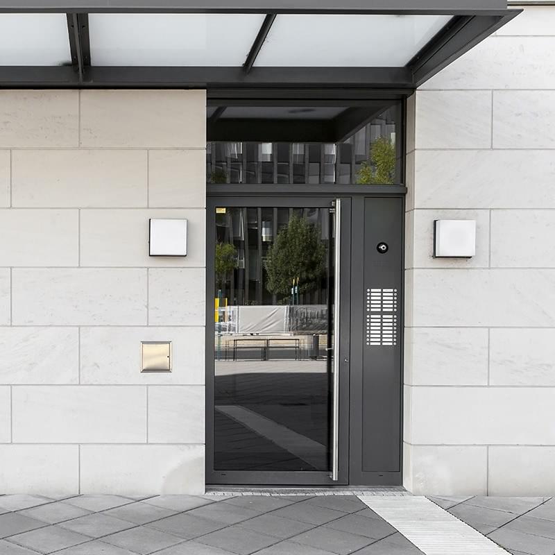 Puerta de entrada grande de cristal