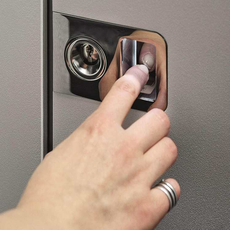 Puerta de entrada con sensor de huellas dactilares