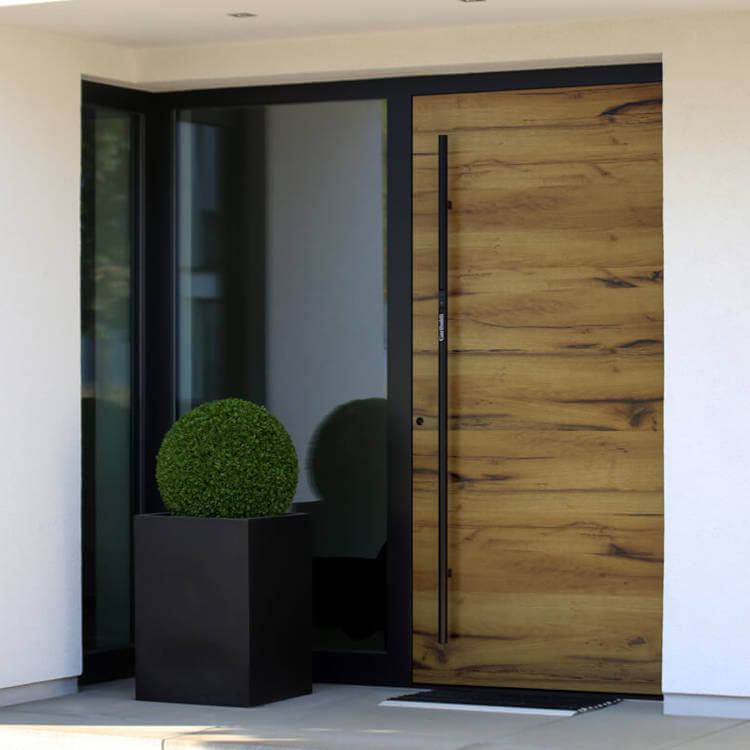 Puerta principal con acabado de madera con apertura hacia afuera 