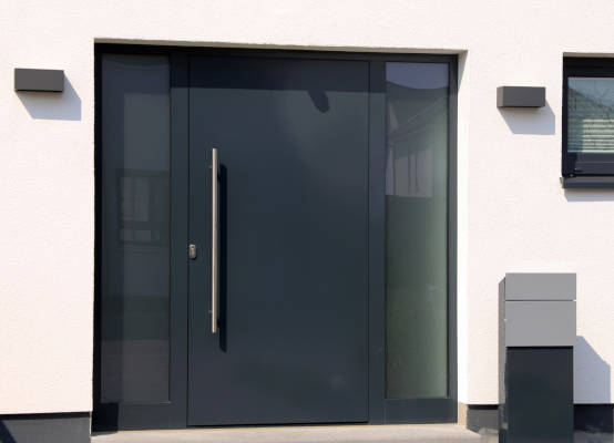 puerta de entrada aluminio con paneles laterales