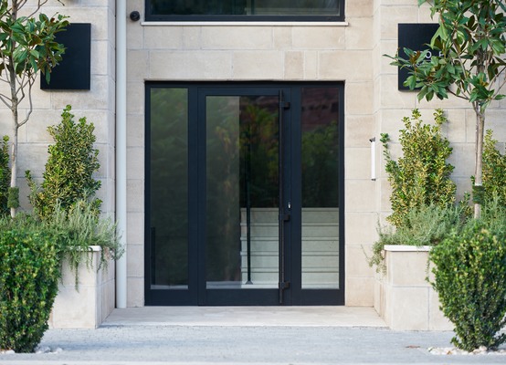 Puerta de entrada con ventana