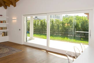 Puerta corredera elevable de PVC