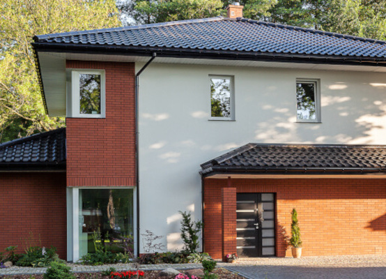 Casa con ventanas abatibles