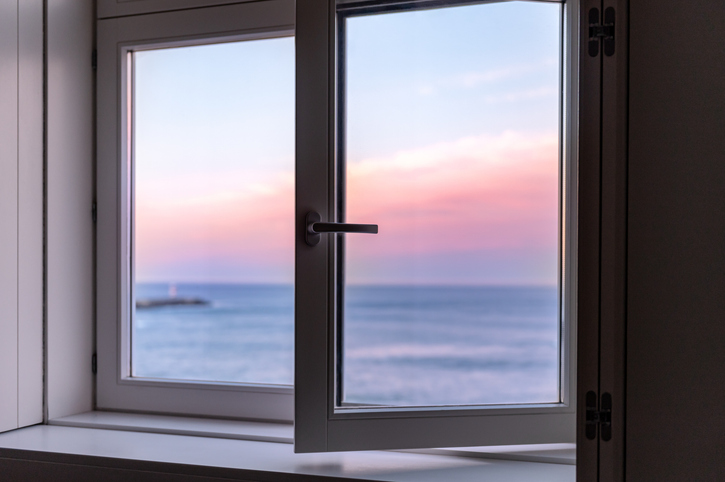 Ventana abatible con vistas al mar