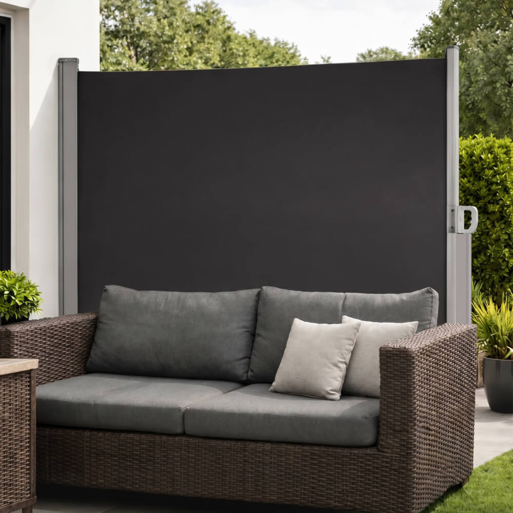 Toldo lateral instalado junto a zona lounge exterior