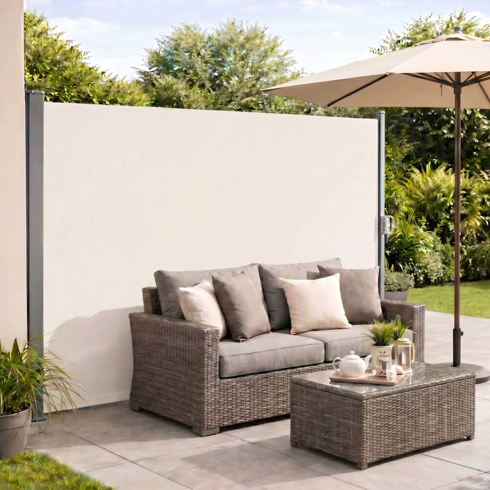 Toldo lateral como protección para terraza y jardín