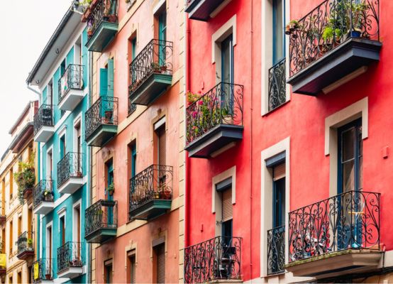 Fachada con ventanas de colores