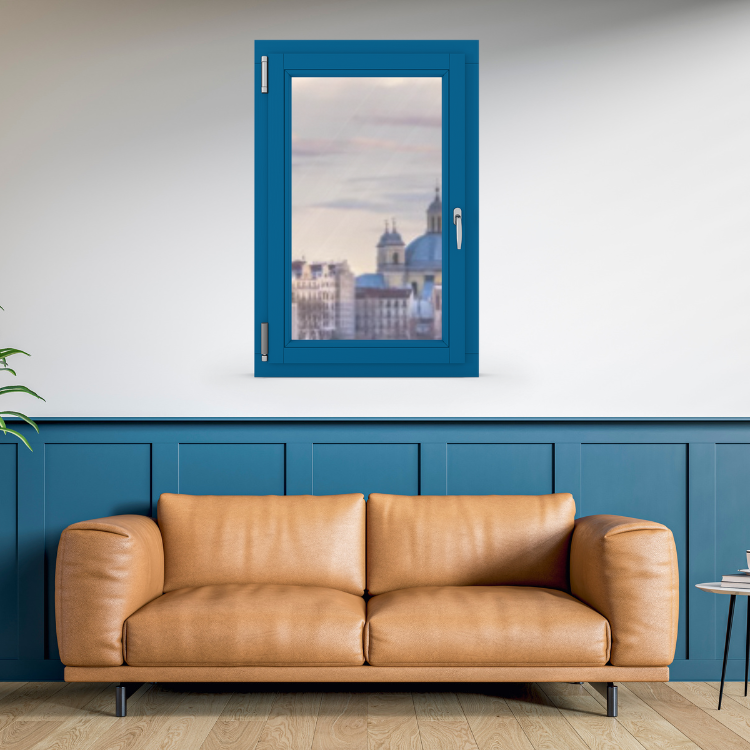Salón con ventana de color azul