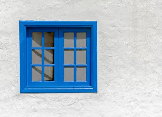 Ventana azul fachada blanca instalada