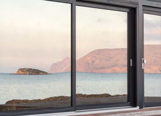 Ventana color antracita vista al mar