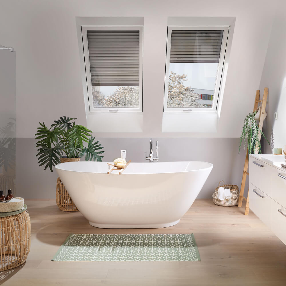 Ventana Ropal R4/7 de PVC con apertura oscilante, instalada en el baño