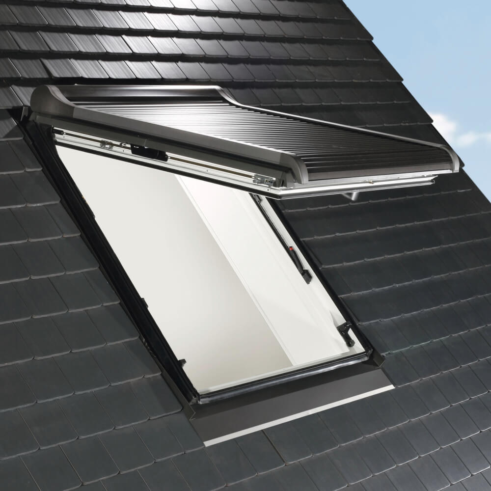 Ventana de techo Roto R8 de PVC con persiana