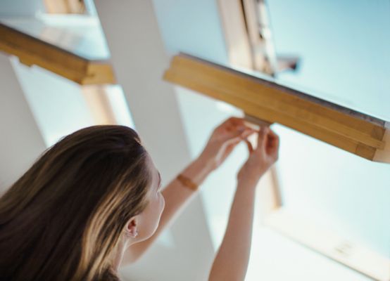 Mujer abriendo ventana de techo Mujer abriendo ventana de techo