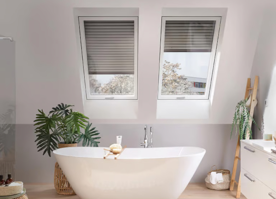 Ventana de techo instalada en baño con persiana integrada