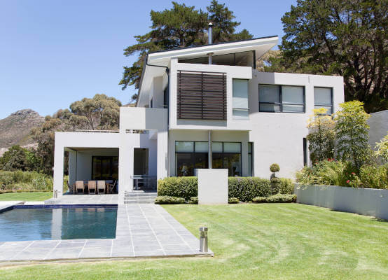 Chalet con ventanas grandes